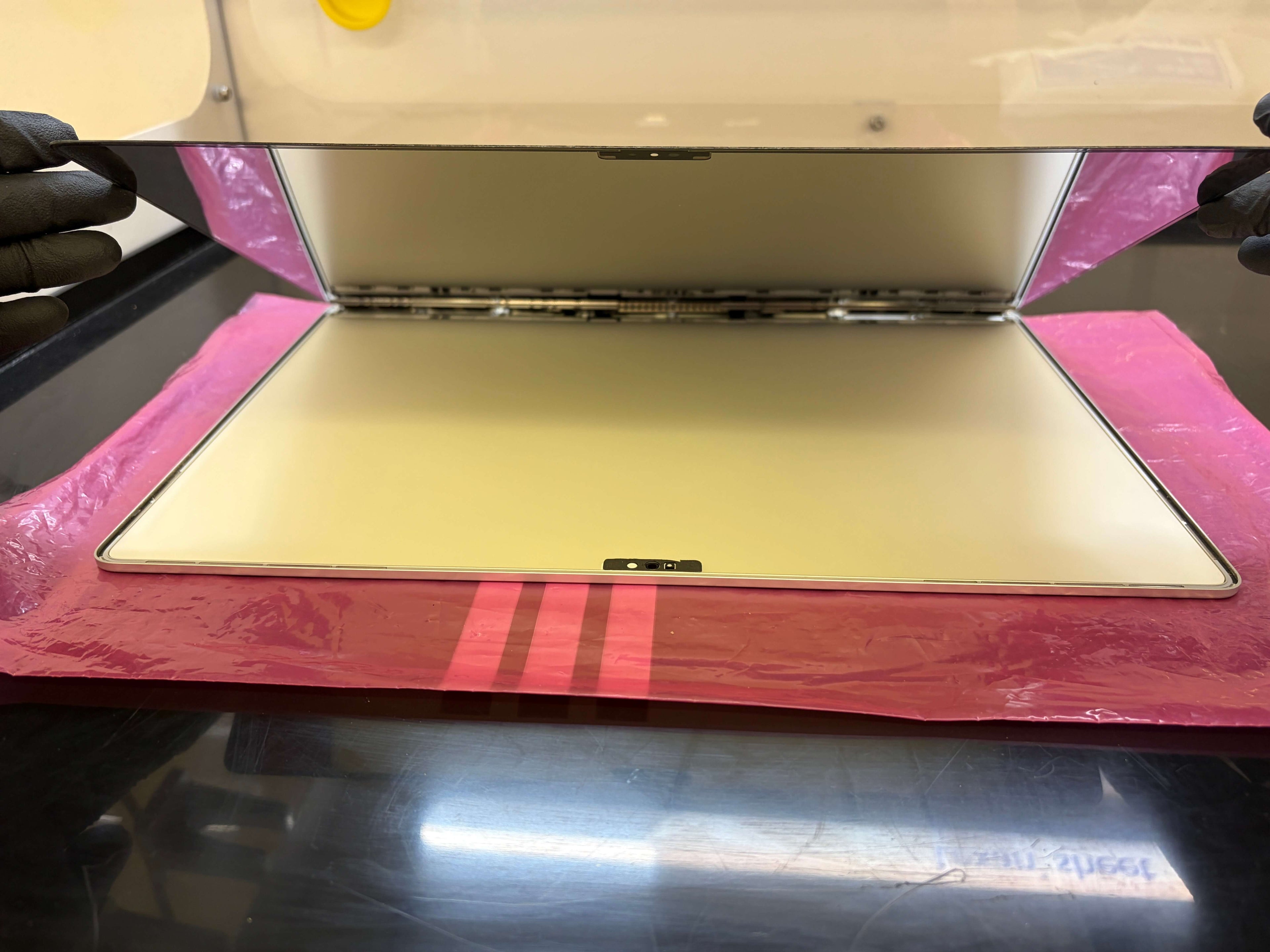 Removing a MacBook Pro 16" screen panel from the aluminium lid
